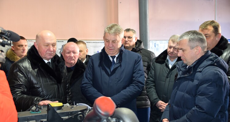 Дэлегацыя Бранскай вобласці вывучае вопыт беларускіх калег па капітальным рамонце сельскагаспадарчых машын на базе ААТ 